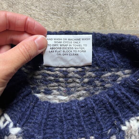 Vintage Handmade Chunky Sweater Fair Isle Scandinavian Holiday Made in Ecuador - Picture 3 of 7